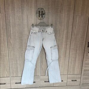 Zara‎ Mid-Rise Cargo Jeans.